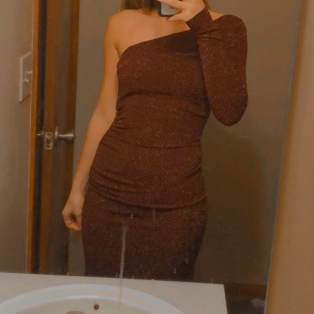 full length maroon sparkly one sleeve prom dress size S!! open back and stretchy